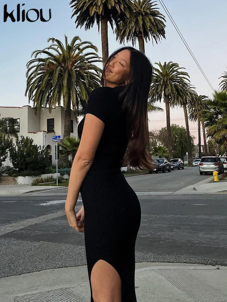 Elegant Midi Dress with Buttons and Fitted Design