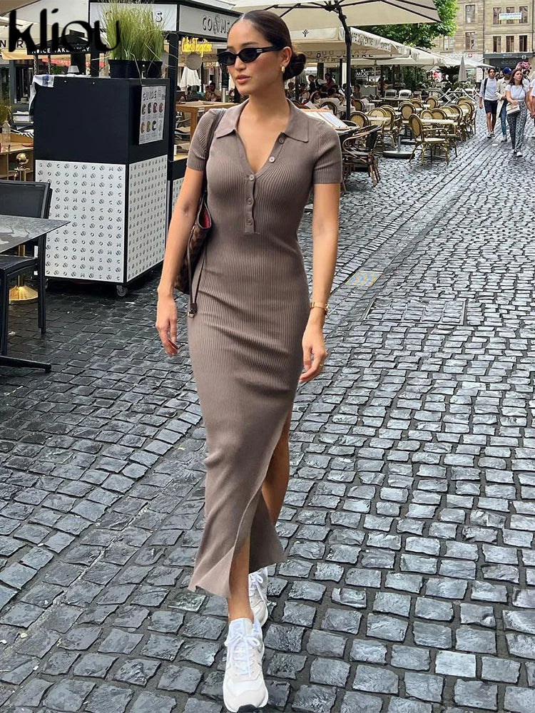 Elegant Midi Dress with Buttons and Fitted Design